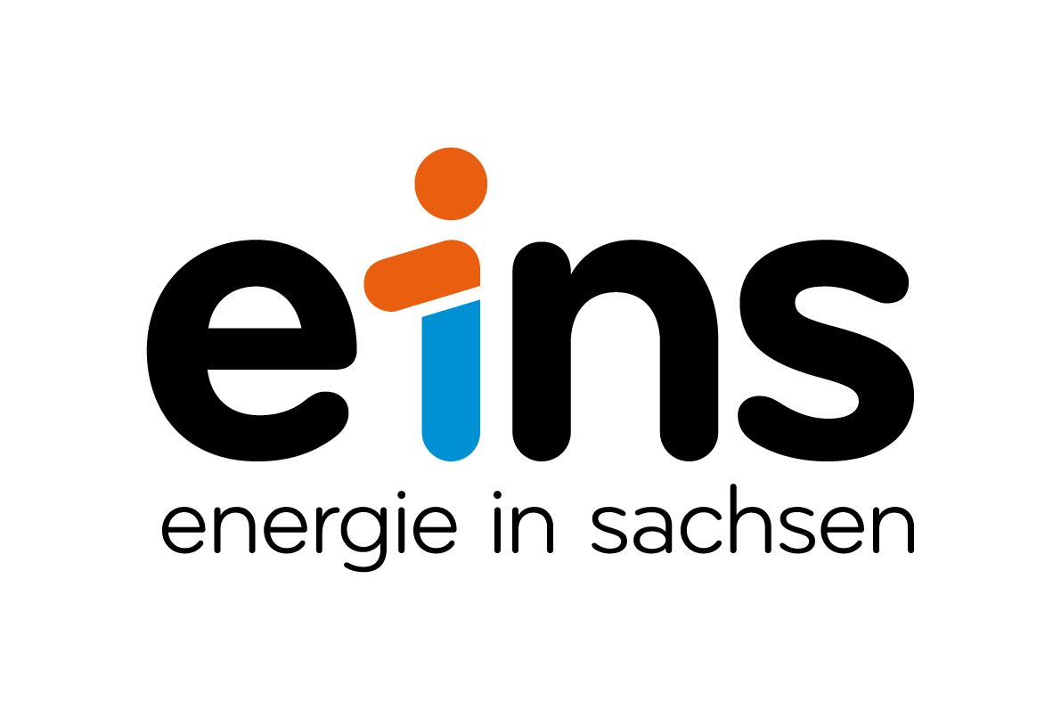 Logo mit dem Wort eins und dem Text energie in sachsen darunter, stilisiert in Schwarz, Orange und Blau.