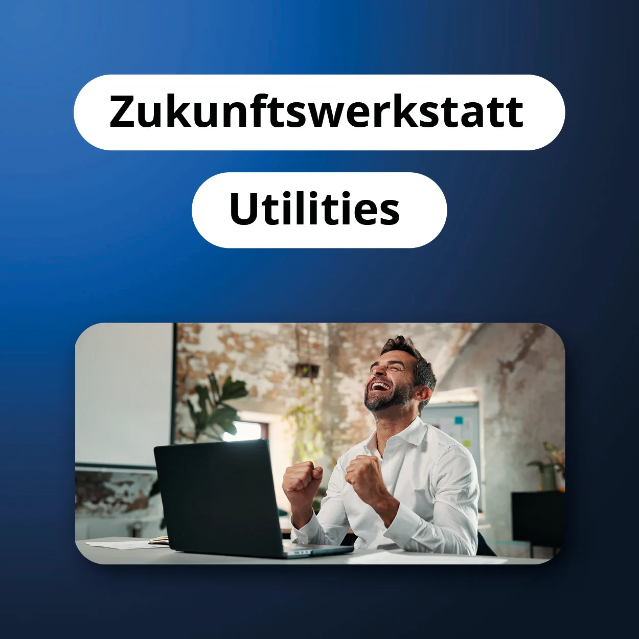 webinare-mobile Lächelnder Mann am Schreibtisch mit Laptop; Text: Zukunftswerkstatt Utilities Dienstleistungen hsag.