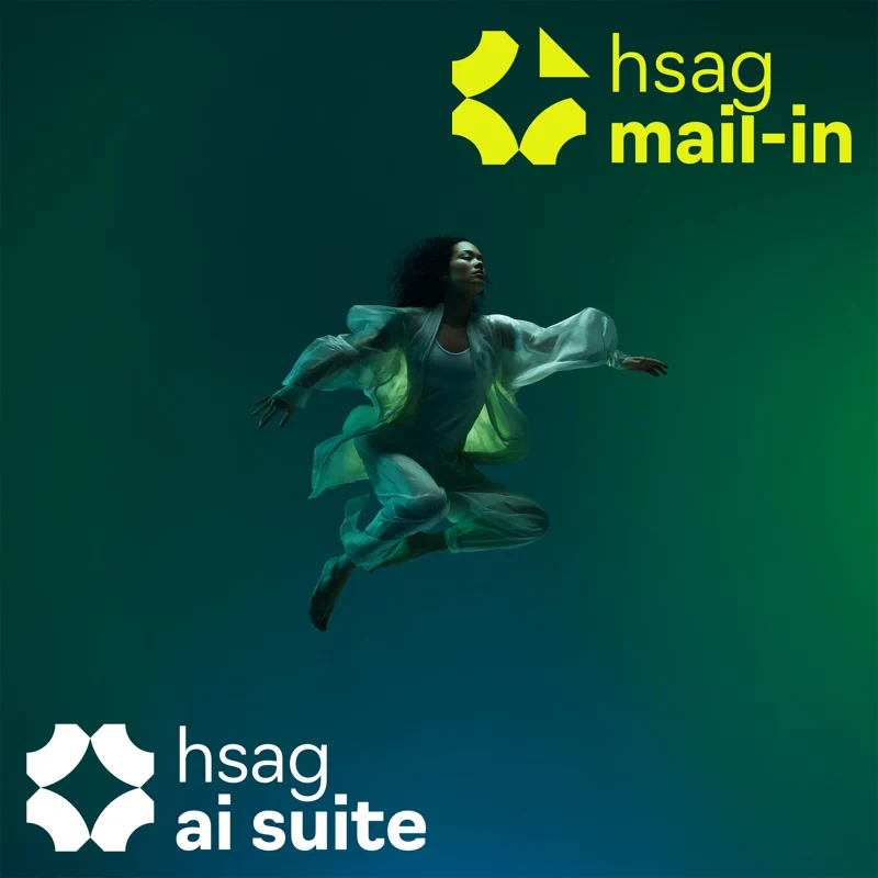 Eine Person, die in grünem Licht schwebt, mit den Logos für hsag mail-in und hsag ai suite.